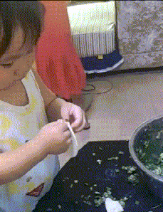 包饺子这活就从小抓起,儿童搞笑动态图片笑死人儿童gif搞笑图片
