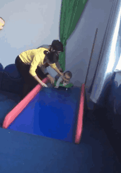 绝对不是亲生的儿童gif搞笑图片