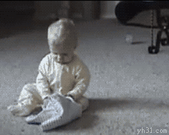 两只狗狗绊倒小孩儿童gif搞笑图片