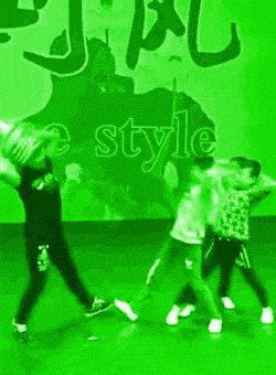 绿色图片，杂技表演儿童gif搞笑图片