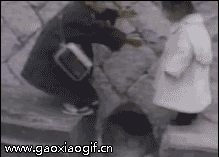 好有爱心的哥哥儿童gif搞笑图片