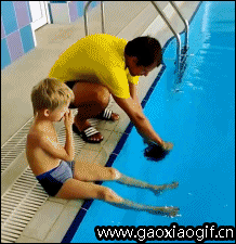 这是在为孩子解锁新技能儿童gif搞笑图片