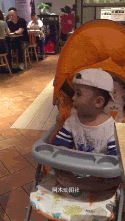 果然漂亮的女生最惹人爱，连小朋友都看呆了儿童gif搞笑图片