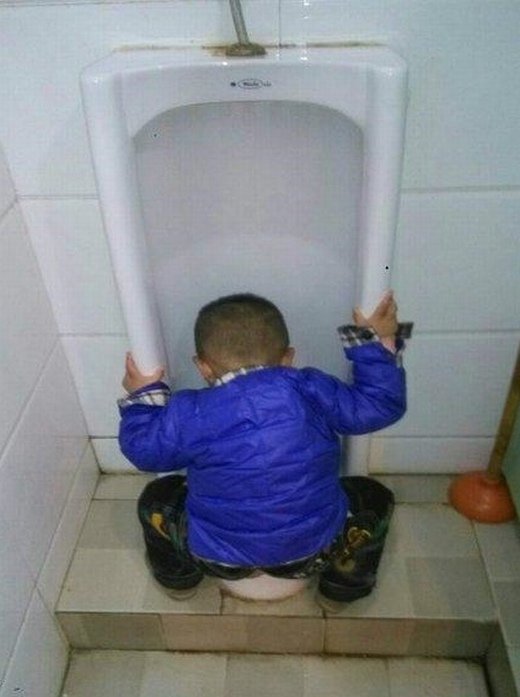 这孩子为了不贱出来也是蛮拼的儿童gif搞笑图片