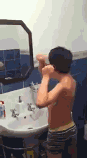 哇哦感觉自己又变帅了！儿童gif搞笑图片