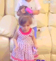 哥哥给妹妹扎头发儿童gif搞笑图片