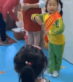 滚边去，不送了儿童gif搞笑图片