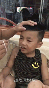 孩子:爸，我有点晕儿童gif搞笑图片