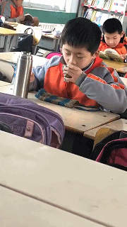 这孩子喝水都能喝出八二年拉菲的感觉儿童gif搞笑图片