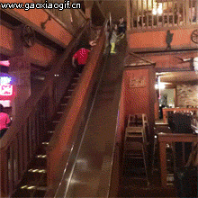 这小朋友可以呀，一字马下电梯无压力儿童gif搞笑图片