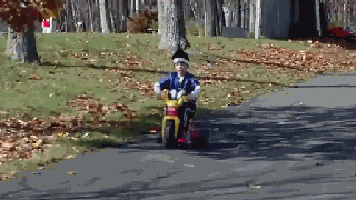 熊孩子太作想玩速度与激情，结果脸先着地儿童gif搞笑图片