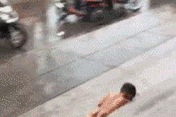 这就是你们小时候最快乐的时候吧儿童gif搞笑图片