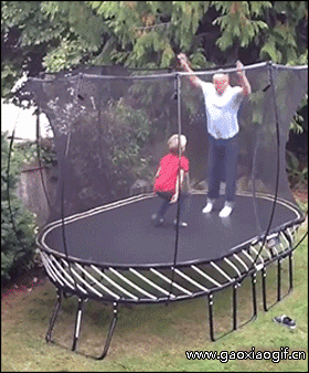 老爸玩的也是够刺激的，直接把儿子弹飞了儿童gif搞笑图片