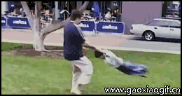 真好玩，连裤子都给甩飞了儿童gif搞笑图片