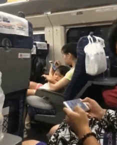 对面那个小朋友的心态炸了，口水一直流儿童gif搞笑图片