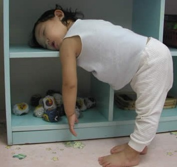 宝宝早上起来上学困成狗儿童gif搞笑图片