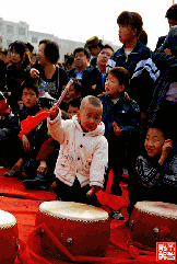 敲锣打鼓的娃娃儿童gif搞笑图片