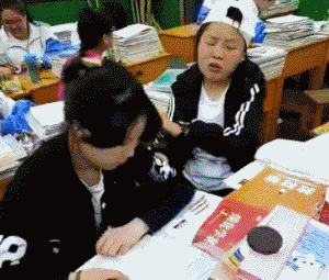 二笔同桌天天像个猴似的儿童gif搞笑图片