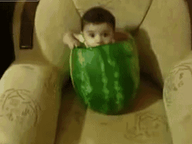 蹲在西瓜里面的小朋友儿童gif搞笑图片