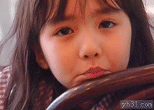 趴在椅子上嘟嘴儿童gif搞笑图片