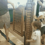 小孩偷看上厕所的后果儿童gif搞笑图片