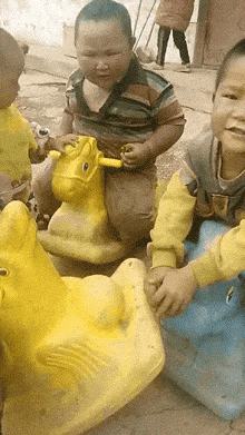 把小木马当坦克开儿童gif搞笑图片