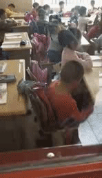 老师来巡视，笑容瞬间凝固儿童gif搞笑图片