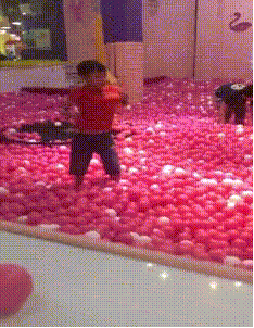 这孩子真会玩儿童gif搞笑图片