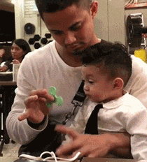 老爸随随便便一招就将自己儿子催眠儿童gif搞笑图片