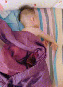 宝宝睡觉的姿势好可爱儿童gif搞笑图片