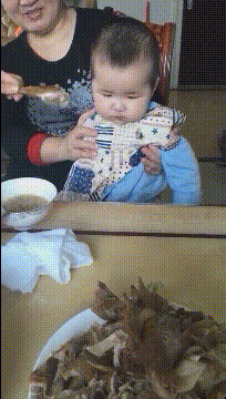 给孩子吃个饭是真不容易呀儿童gif搞笑图片