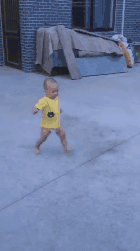 果然四条腿行走的就是快儿童gif搞笑图片