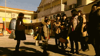 人多势众秒怂，结果儿童gif搞笑图片