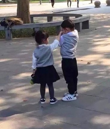 青梅竹马，从小就是小两口儿童gif搞笑图片