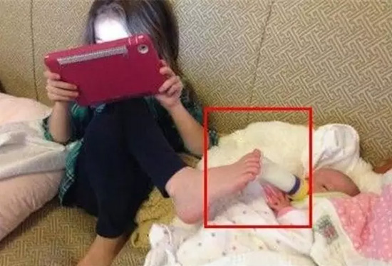 叫女儿给她弟弟喂奶，结果...儿童gif搞笑图片