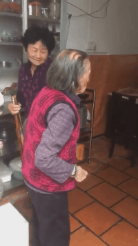 八九十岁的爸妈吵架，六七十岁的女儿劝架...儿童gif搞笑图片