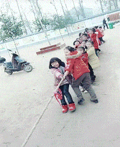 小妹妹，你们在加把力，我们还能坚持儿童gif搞笑图片