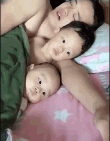 自从有了孩子，睡觉的姿势就没有变过儿童gif搞笑图片