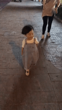 走出了六亲不认的步伐儿童gif搞笑图片