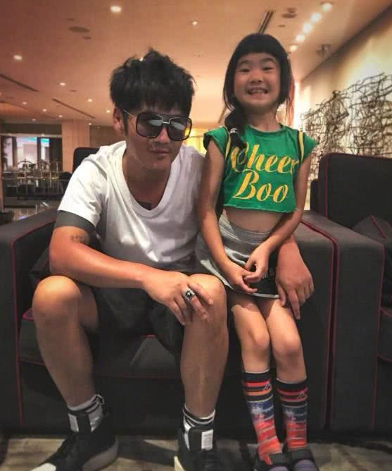 曹格女儿曹华恩长大后照片儿童gif搞笑图片