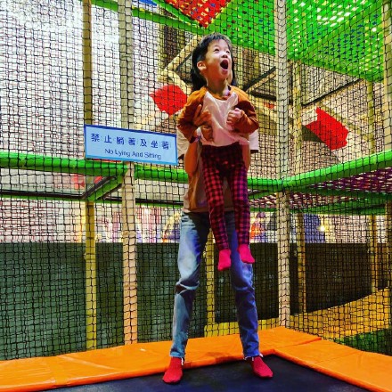 范玮琪晒娃游玩图片儿童gif搞笑图片