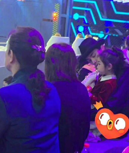 李承铉带女儿lucky探班图儿童gif搞笑图片