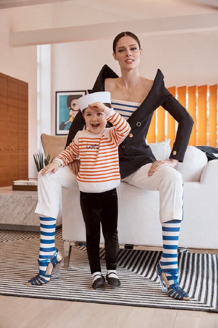 Coco Rocha与女儿loni为俄罗斯拍大片儿童gif搞笑图片