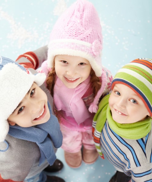 小孩儿童戴帽子玩雪照片图儿童gif搞笑图片