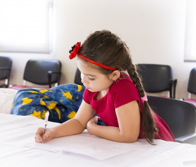 扎辫子的可爱小女孩儿童图片儿童gif搞笑图片