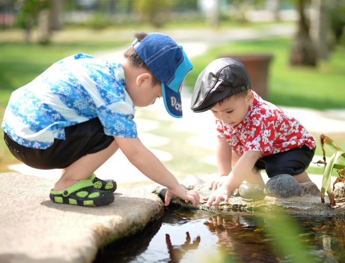 一起玩耍的可爱儿童高清图片儿童gif搞笑图片