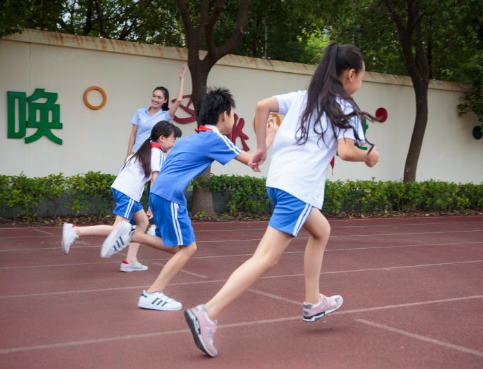操场跑步的小学生可爱儿童高清图片儿童gif搞笑图片