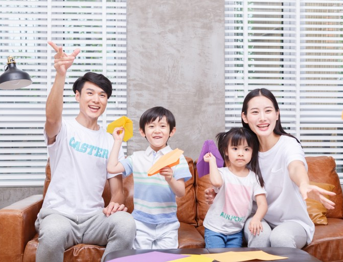 小孩一家人开心玩耍高清图片儿童gif搞笑图片