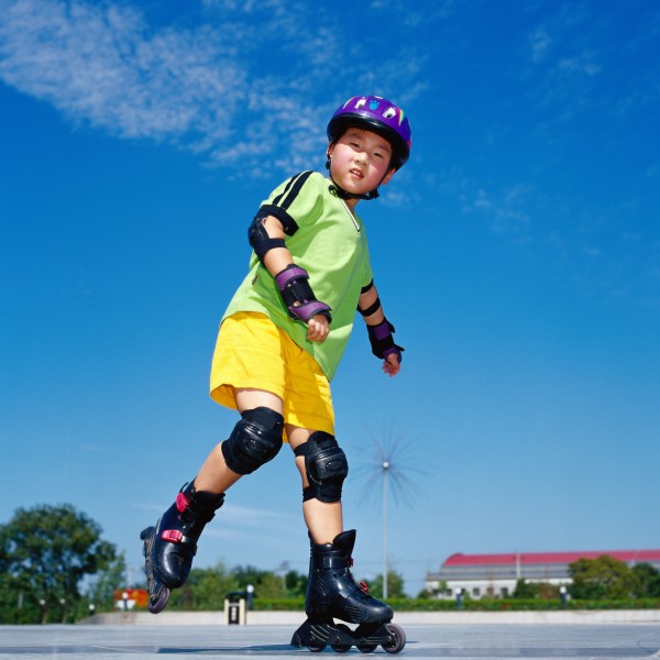 玩旱冰的小孩可爱儿童玩耍高清图片儿童gif搞笑图片