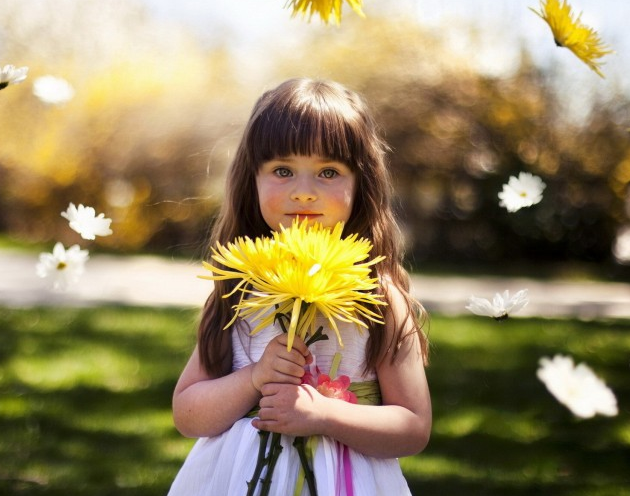 小女孩手拿鲜花可爱儿童高清图片儿童gif搞笑图片